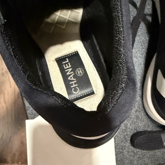 Authentic Chanel sneakers size 37 - Picture 9 of 11